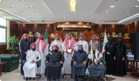 رئيس الجامعة يتسلم التقرير السنوي للإدارة